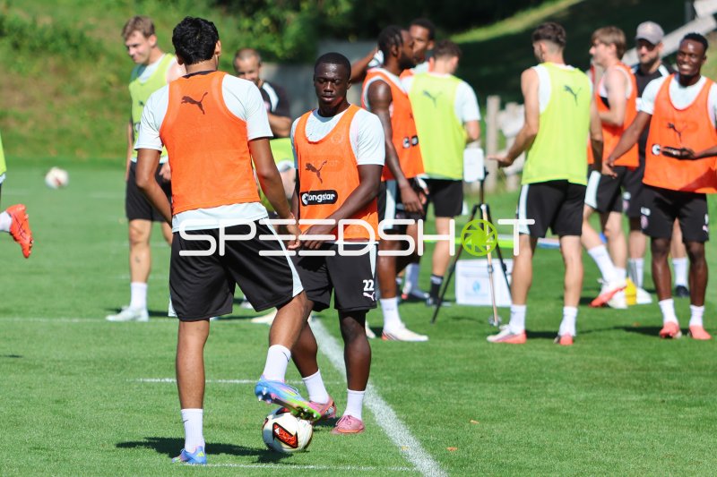 FC St. Pauli Training – Zweikampf mit #22 am Ball