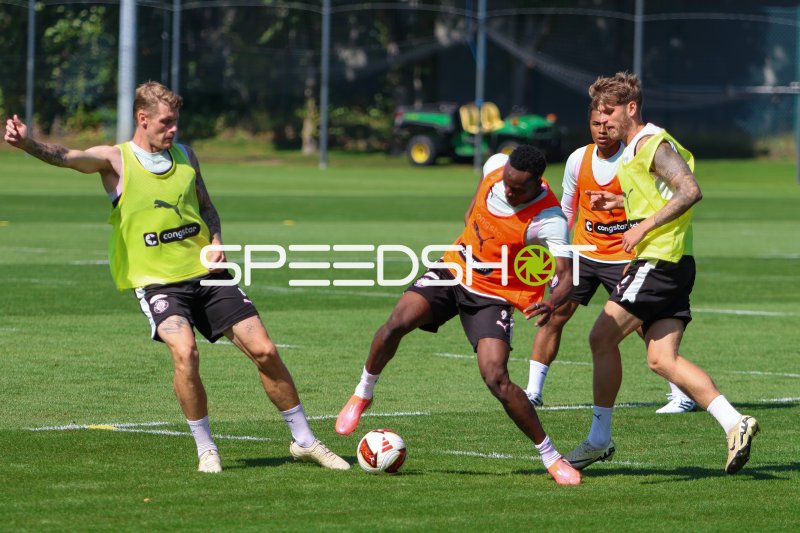 Eric Smith im Zweikampf beim Training des FC St. Pauli