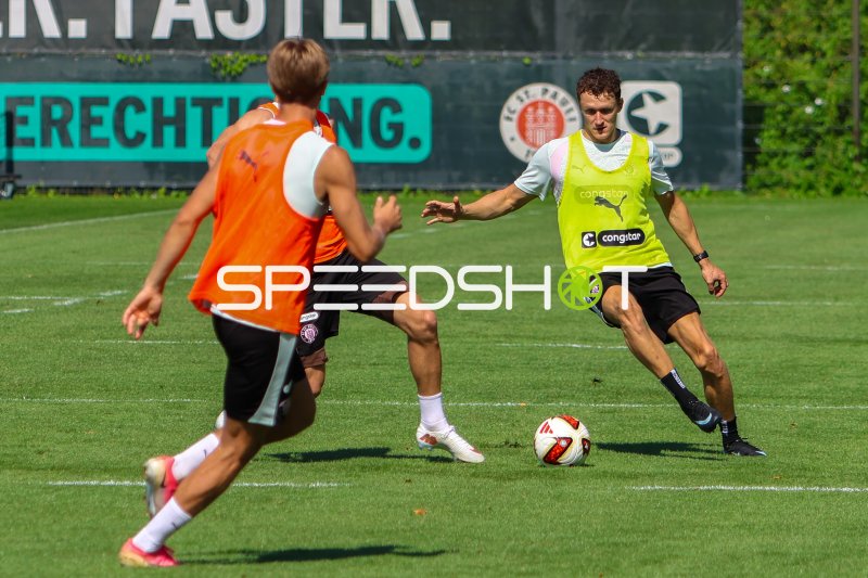 Martijn Kaars im Zweikampf beim Training des FC St. Pauli