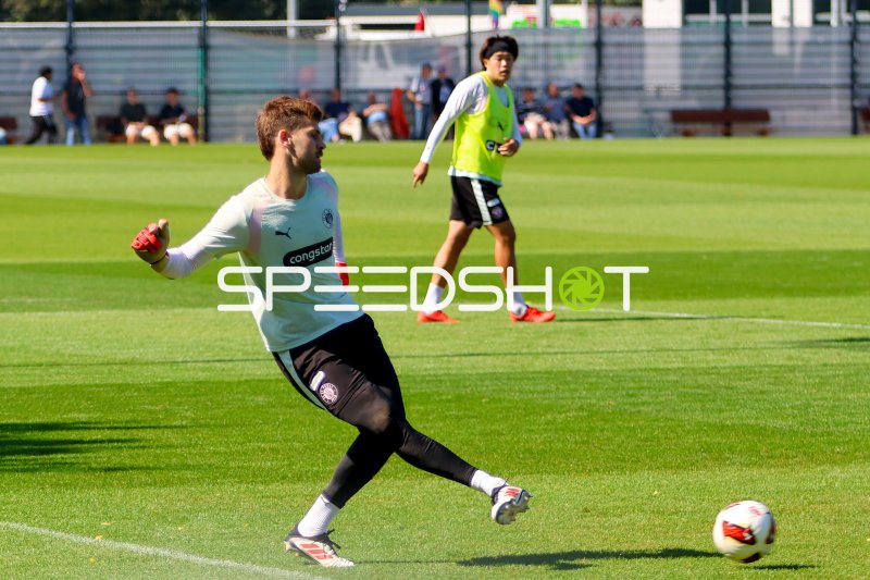 Ben Voll beim Abschlag im Training des FC St. Pauli