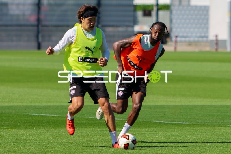Tomoya Ando und Ricky-Jade Jones im Zweikampf beim FC St. Pauli Training