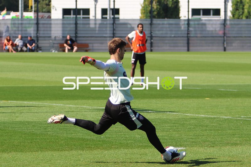 FC St. Pauli Torwart beim Abschlag im Training