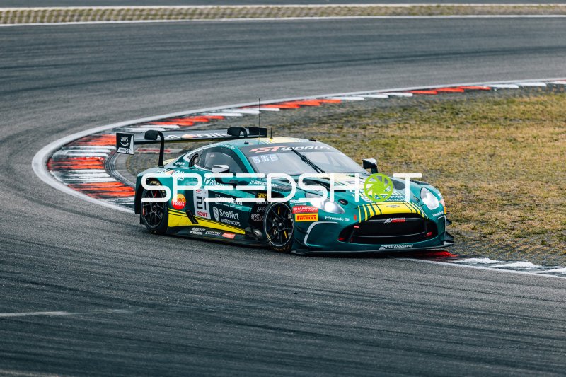 Aston Martin Vantage GT3 #21 von cometoyou racing in der Kurve am Nürburgring
