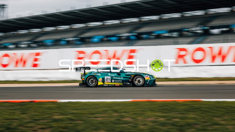 Aston Martin Vantage GT3 #21 in voller Fahrt am Nürburgring