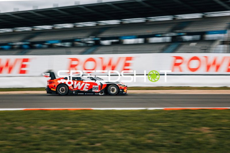 BMW M4 GT3 #98 von ROWE Racing auf dem Nürburgring
