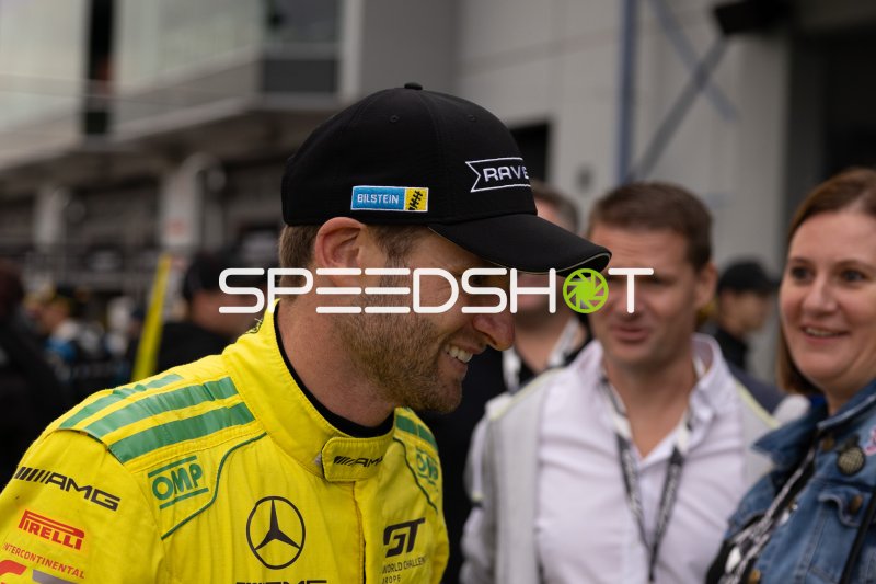 Maro Engel lacht mit Fans am Nürburgring