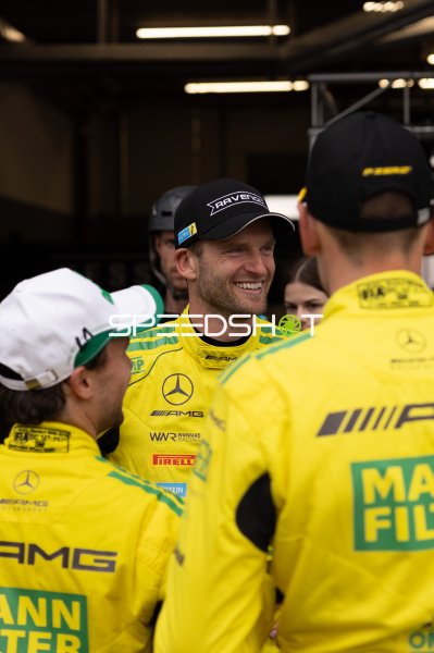 Maro Engel im Gespräch mit Teamkollegen am Nürburgring