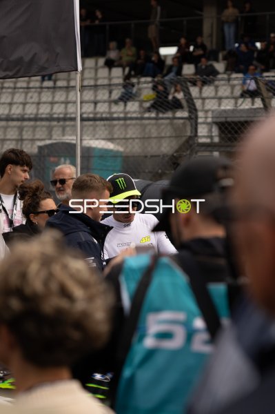 Valention Rossi #46 von WRT gibt Autogramme am Nürburgring