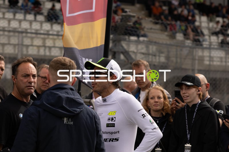 Valentino Rossi im Gespräch in der Boxengasse am Nürburgring