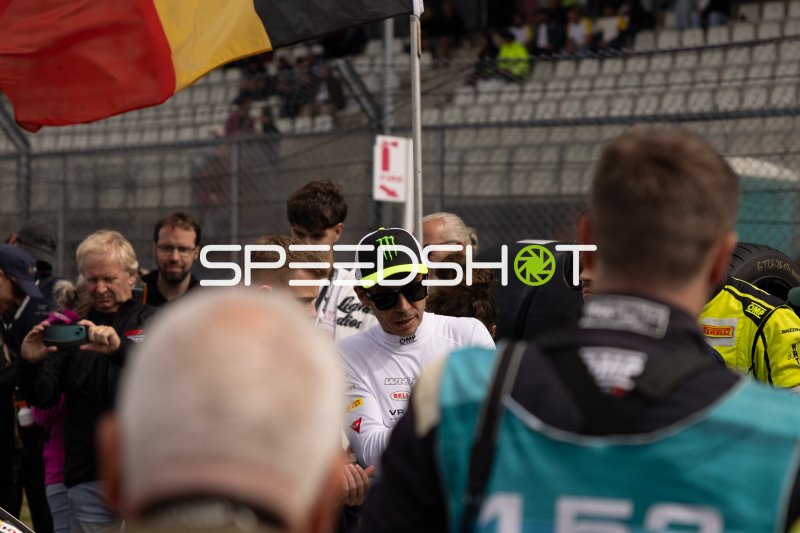 Valentino Rossi (Team WRT) in der Startaufstellung am Nürburgring