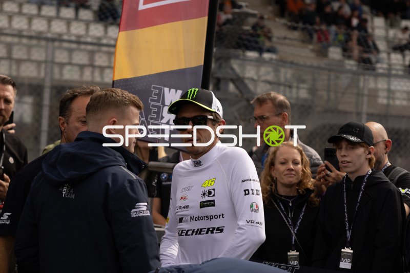 Valentino Rossi (#46, Team WRT) in der Boxengasse am Nürburgring
