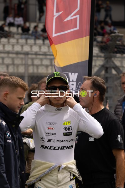 Valentino Rossi (#46) von Team WRT in der Startaufstellung am Nürburgring