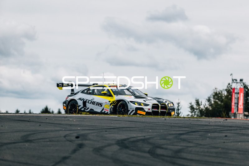 BMW M4 GT3 #46 von ROWE Racing mit Skechers-Livery am Nürburgring