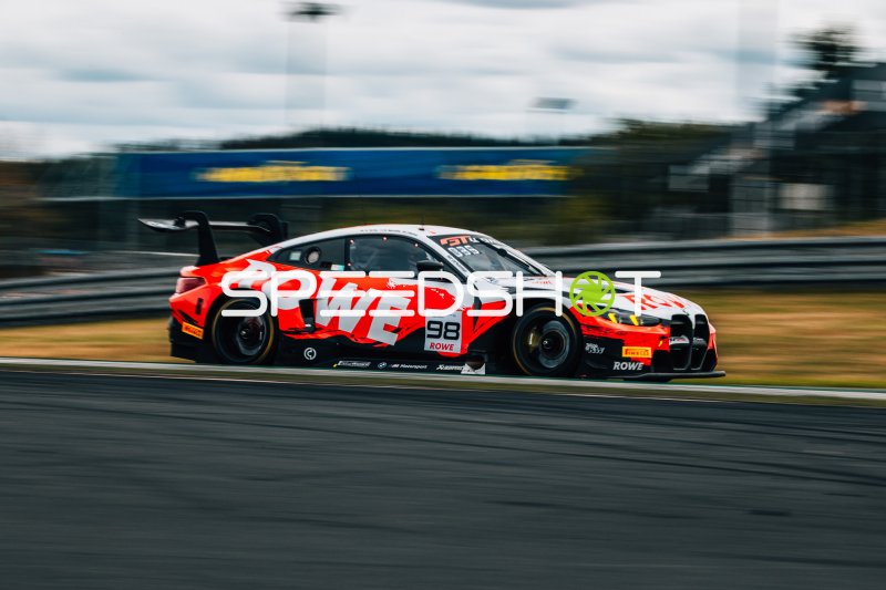 BMW M4 GT3 #98 von ROWE Racing in voller Fahrt am Nürburgring