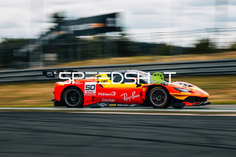 Ferrari 296 GT3 #50 in voller Fahrt am Nürburgring