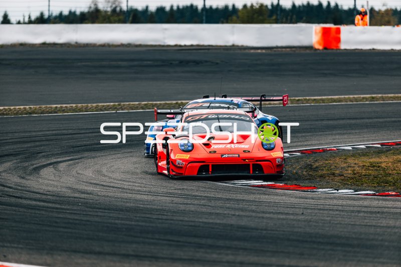 Roter Porsche 911 GT3 R führt blauen Konkurrenten am Nürburgring