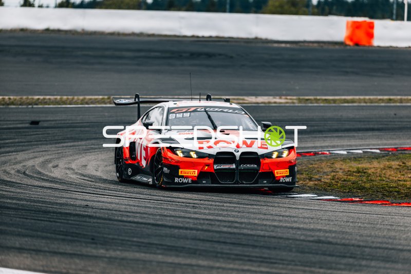 BMW M4 GT3 von ROWE Racing in der Kurve am Nürburgring