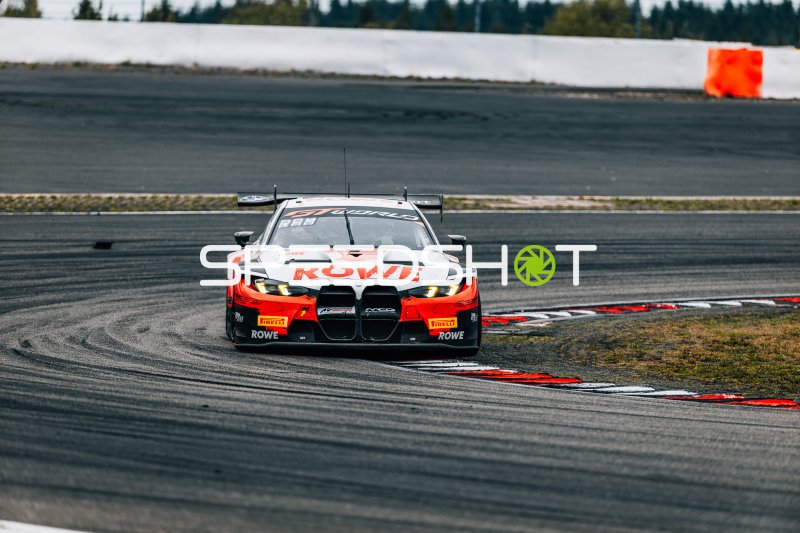 BMW M4 GT3 von ROWE Racing in der Kurve am Nürburgring