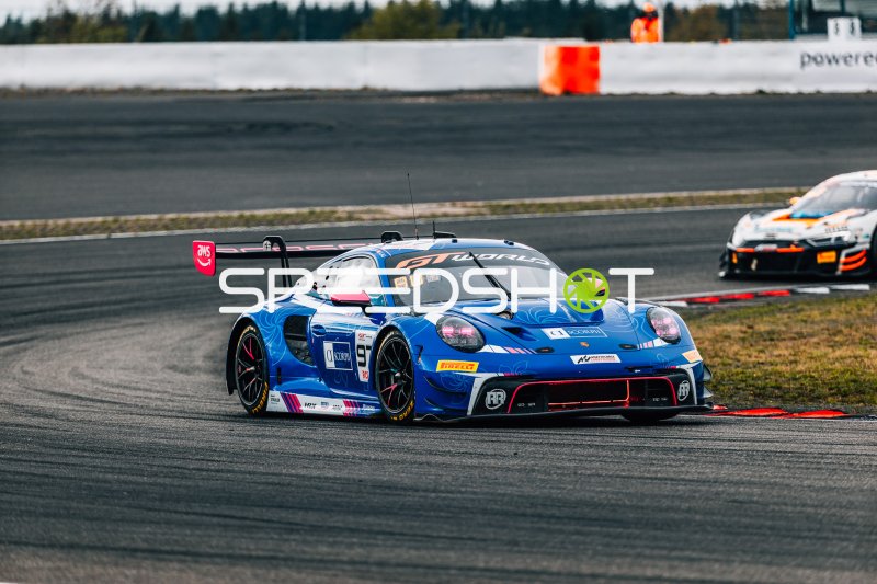 Porsche 911 GT3 R #9 in der Kurve am Nürburgring