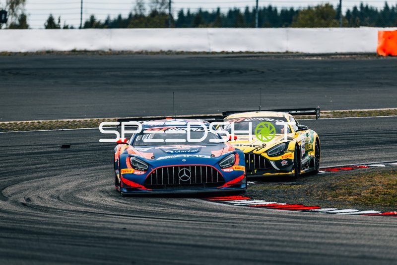 Zwei Mercedes-AMG GT3 im Zweikampf beim GT World am Nürburgring