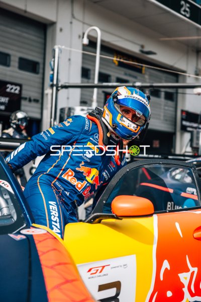 Fahrer mit Verstappen-Helm steigt ins GT-Fahrzeug ein – Nürburgring Boxengasse