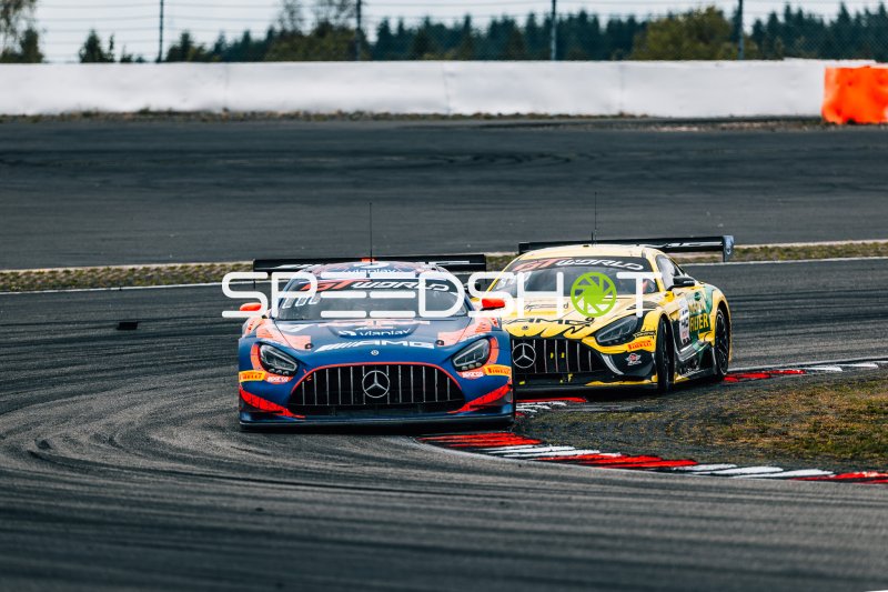 Zwei Mercedes-AMG GT3 im Duell beim GT World Challenge am Nürburgring