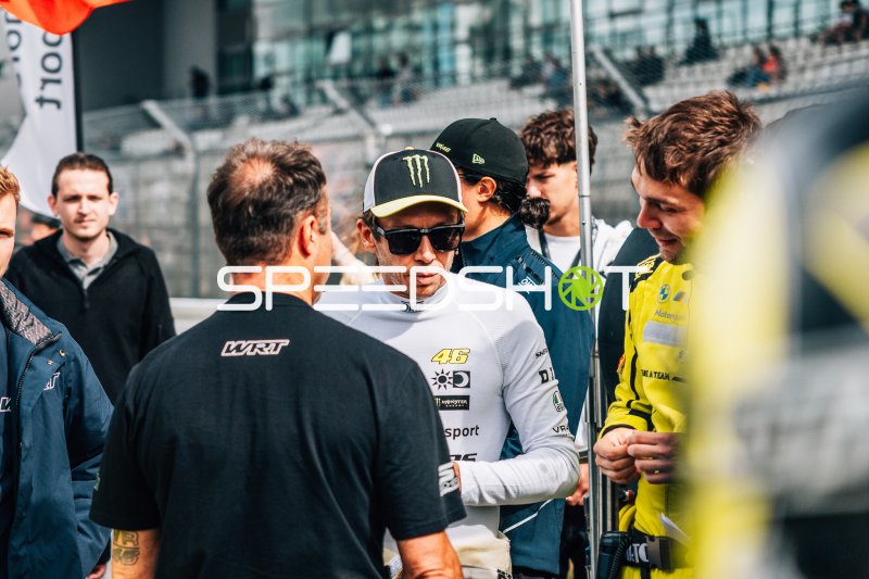 Valentino Rossi im Gespräch in der Boxengasse am Nürburgring