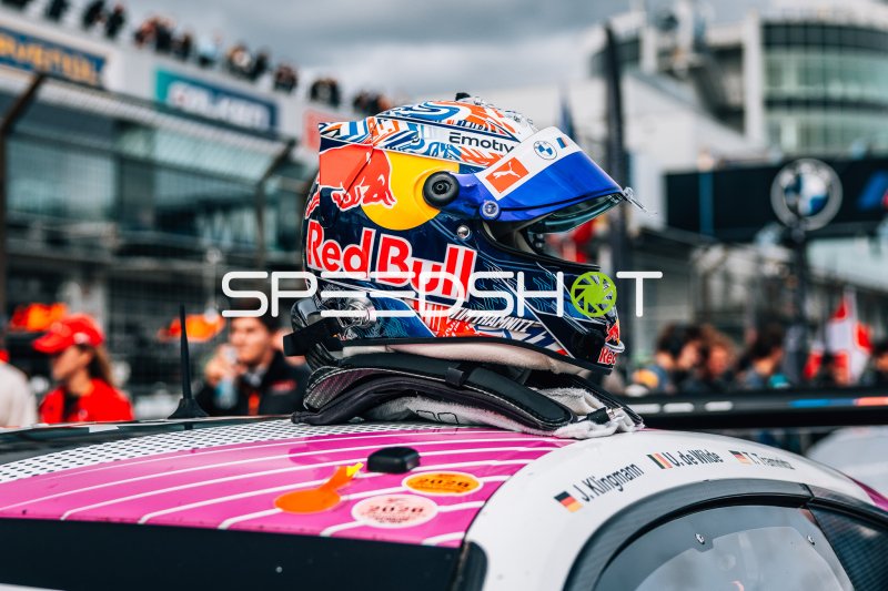 Tim Tramnitz' Red-Bull-Helm auf dem Fahrzeugdach am Nürburgring