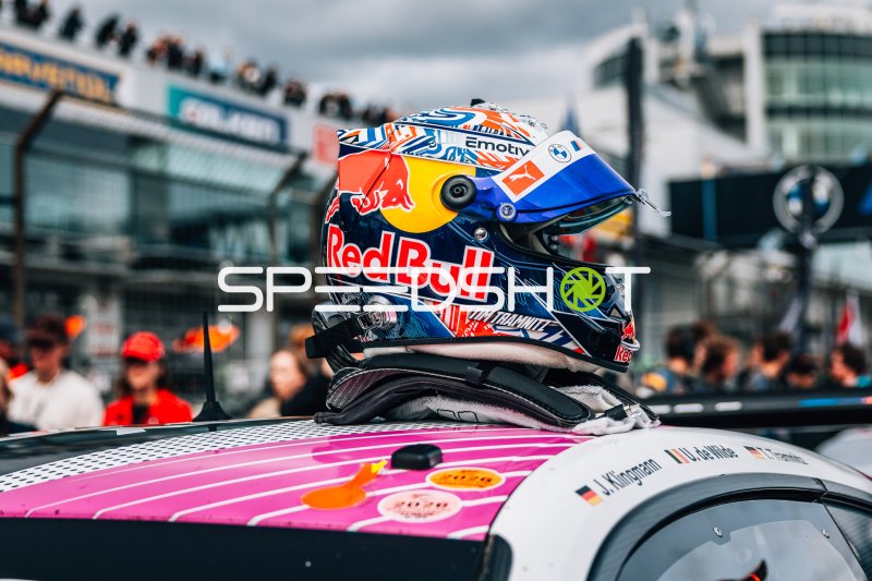 Red-Bull-Helm von Tim Tramnitz auf dem Fahrzeugdach am Nürburgring