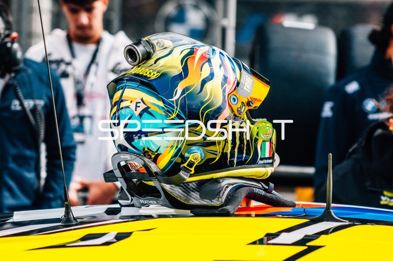 Rennhelm mit Bell-Branding auf Fahrzeugdach am Nürburgring