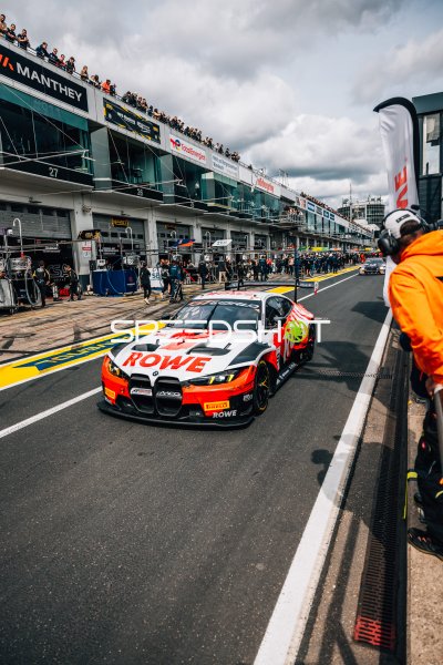 BMW M4 GT3 von ROWE Racing in der Boxengasse am Nürburgring