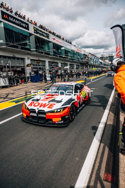 BMW M4 GT3 von ROWE Racing in der Boxengasse am Nürburgring