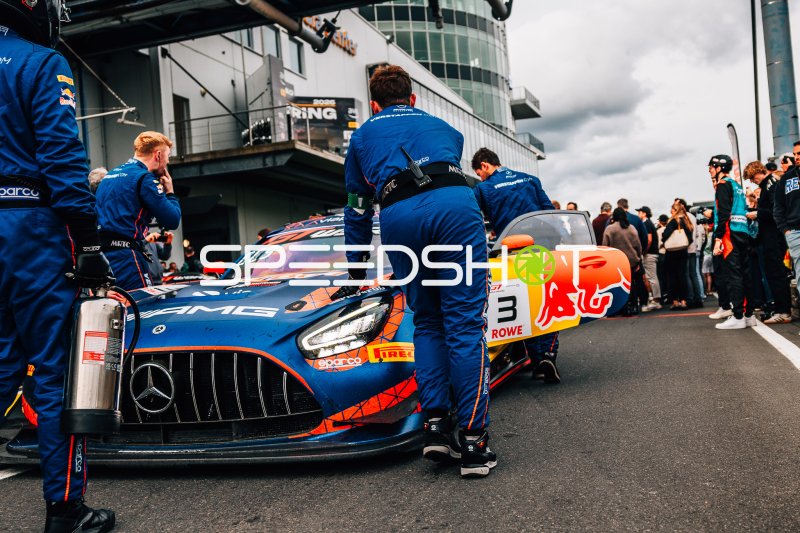 Mercedes-AMG GT3 #3 von 2 Seas Motorsport in der Boxengasse am Nürburgring