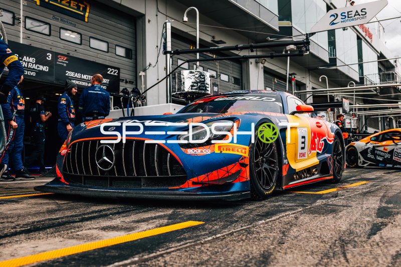Mercedes-AMG GT3 #3 von 2 Seas Motorsport in der Boxengasse am Nürburgring