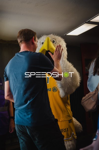 Alba Berlin Maskottchen beim High-Five mit Fan in der Sömmeringhalle