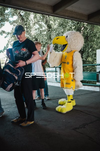 Alba Berlin Maskottchen gibt einem Kind High-Five vor der Sömmeringhalle