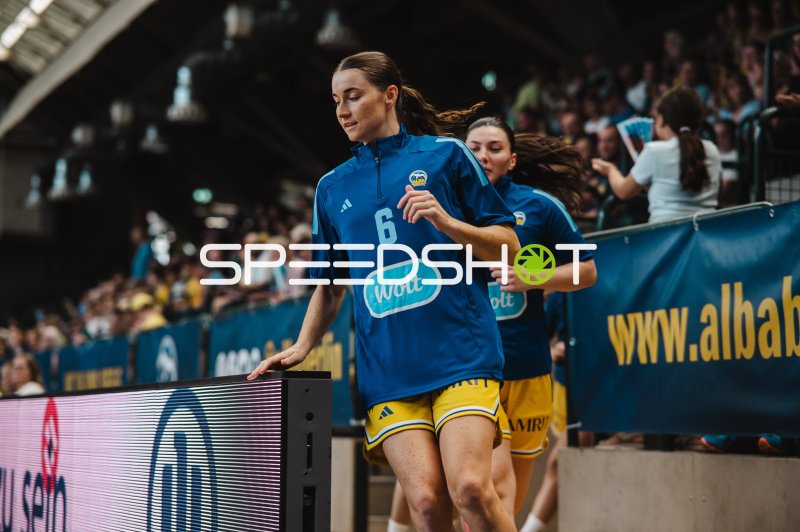 Tessa Stammberger (#6; Alba Berlin Damen) beim Einlaufen in der Sömmeringhalle