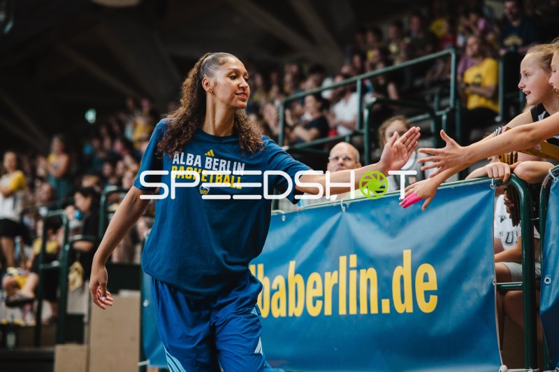 Alba Berlin Damen Spielerin gibt Fans High-Five in der Sömmeringhalle