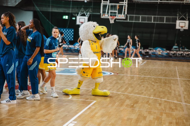 Alba Berlin Maskottchen posiert vor dem Spiel in der Sömmeringhalle