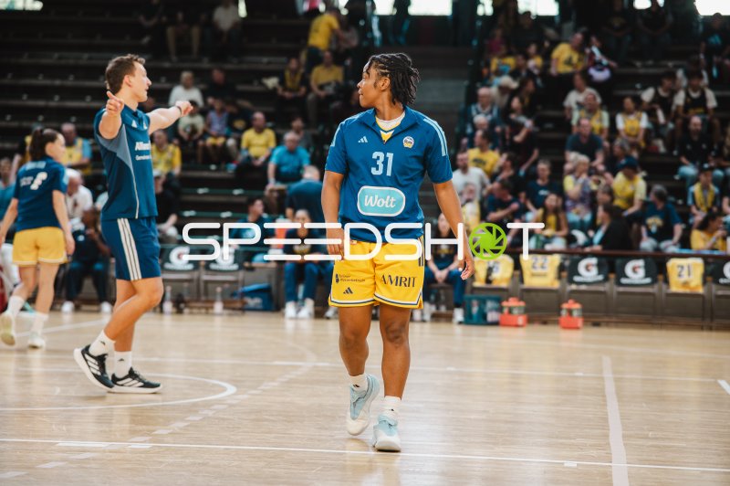 Oceane Monpierre (#31; Alba Berlin Damen) auf dem Parkett der Sömmeringhalle