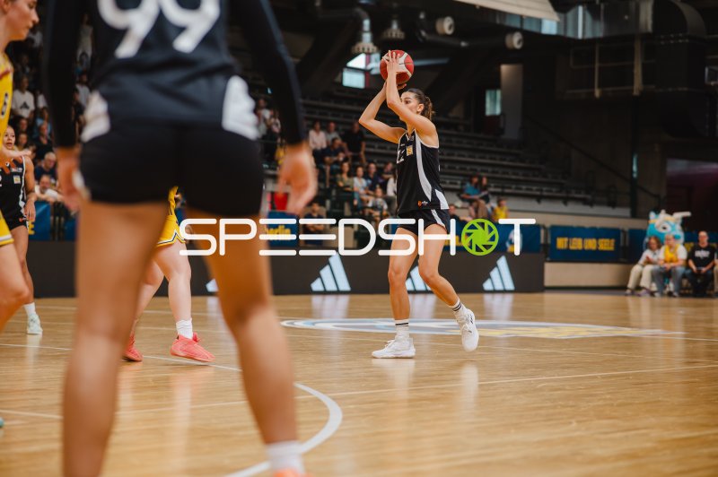 Eda Karabackak (#22; Alba Berlin Damen) beim Wurfversuch in der Sömmeringhalle