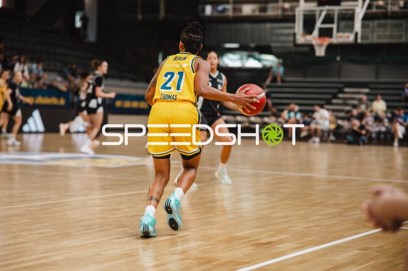 Deeshyra Thomas (#21; Alba Berlin Damen) im Angriff gegen TuS Lichterfelde