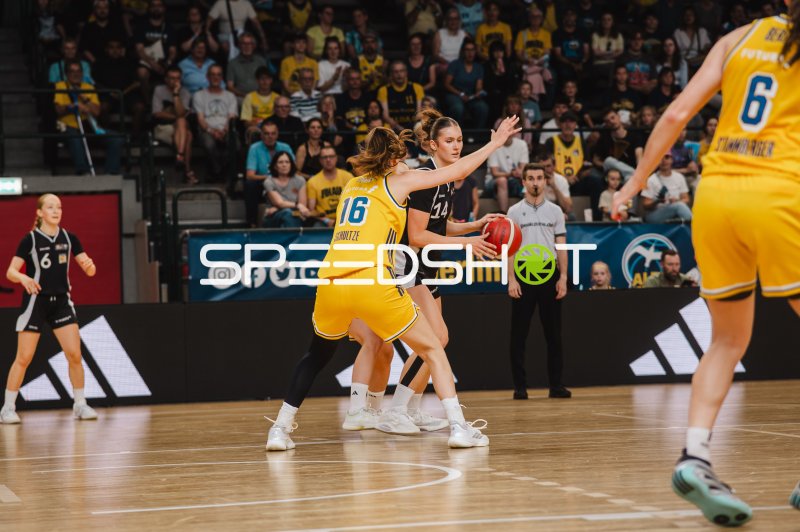Lilli Schultze (#16; Alba Berlin Damen) im Zweikampf gegen TuS Lichterfelde