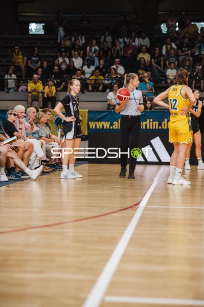 Helene Lehmann (#6; TuS Lichterfelde) bei Spielunterbrechung gegen Alba Berlin Damen