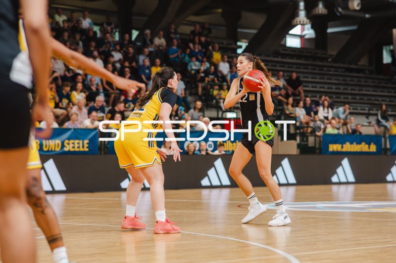 Carolina Heymann (#12; TuS Lichterfelde) im Spielaufbau gegen Alba Berlin Damen