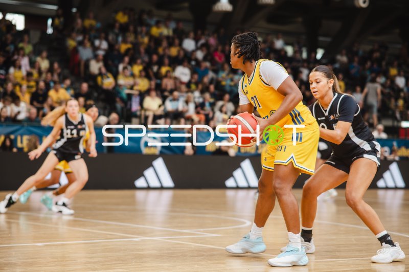 Oceane Monpierre (#31; Alba Berlin Damen) im Zweikampf gegen TuS Lichterfelde