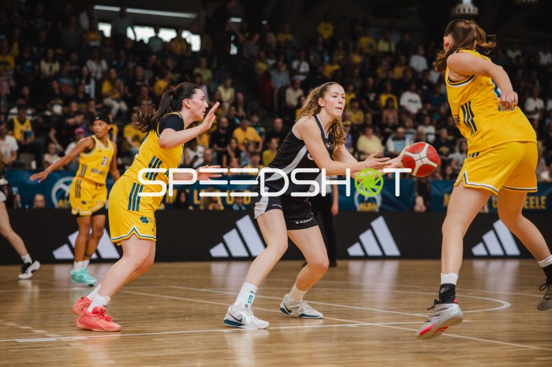 TuS Lichterfelde Spielerin im Zweikampf gegen Alba Berlin Damen