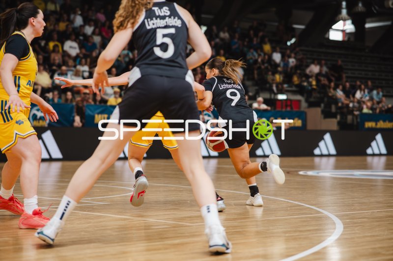 Sarah Siebold (#9; TuS Lichterfelde) dribbelt durch die Alba-Berlin-Abwehr