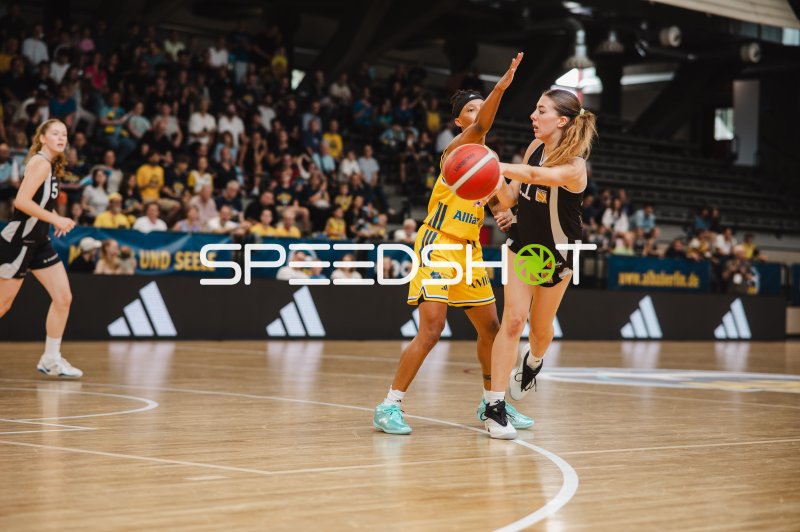 Alba Berlin Damen im Zweikampf gegen TuS Lichterfelde in der Sömmeringhalle
