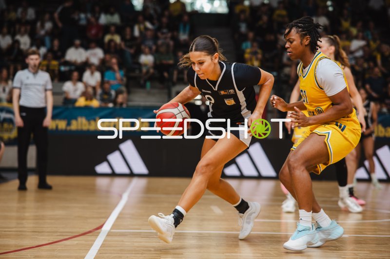 TuS Lichterfelde Spielerin im Dribbling gegen Oceane Monpierre (#31; Alba Berlin Damen)